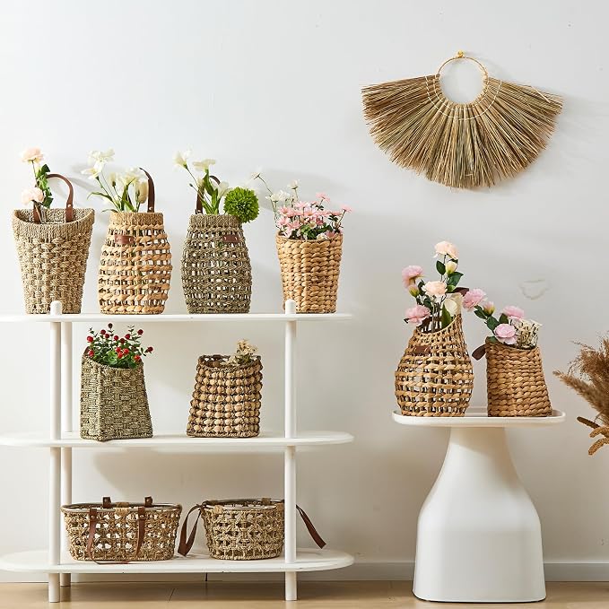 Wall Hanging Pocket Basket Portable Water Hyacinth Storage Basket Decorative Boho Mounted Organizer Dried Flower Plants Front Door Basket for Garden Farmhouse Home