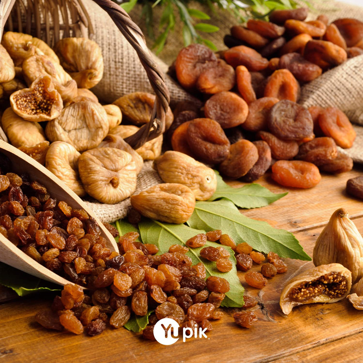 Yupik Organic Medjool Dates with Pits, 2.2 lb (35.2 oz), Non-GMO, Gluten-Free, Vegan, Kosher, Dried Fruits, Naturally Sweet, Sulphite-Free, Source of Fiber, Healthy Snacks, Ideal for Baking & Topping