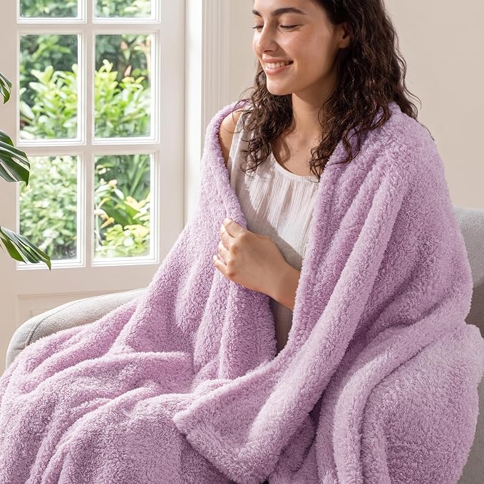 Exclusivo Mezcla Fleece King Size Bed Blanket, Ultra Soft, Lightweight and Fuzzy Light Purple Blanket for Women, Home Decor, 90x104 Inches