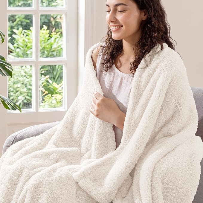 Exclusivo Mezcla Fleece Twin Size Bed Blanket, Ultra Soft, Lightweight and Fuzzy White Blanket for Women, Home Decor, 60x80 Inches